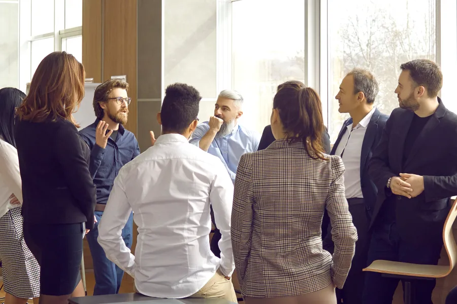 Business coach ontmoet een groep mensen in een modern kantoor